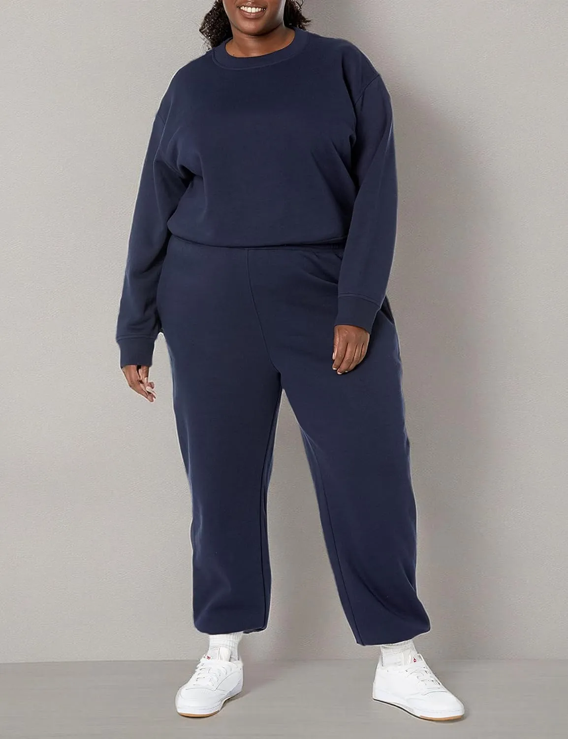 Amazon Essentials Women's Cropped Drop Shoulder Sweatshirt (Available in Plus Size)